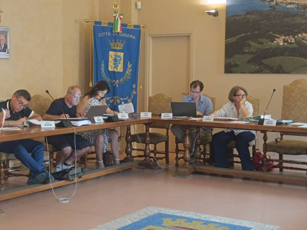 Angera: manutenzioni e rifiuti al centro del consiglio comunale