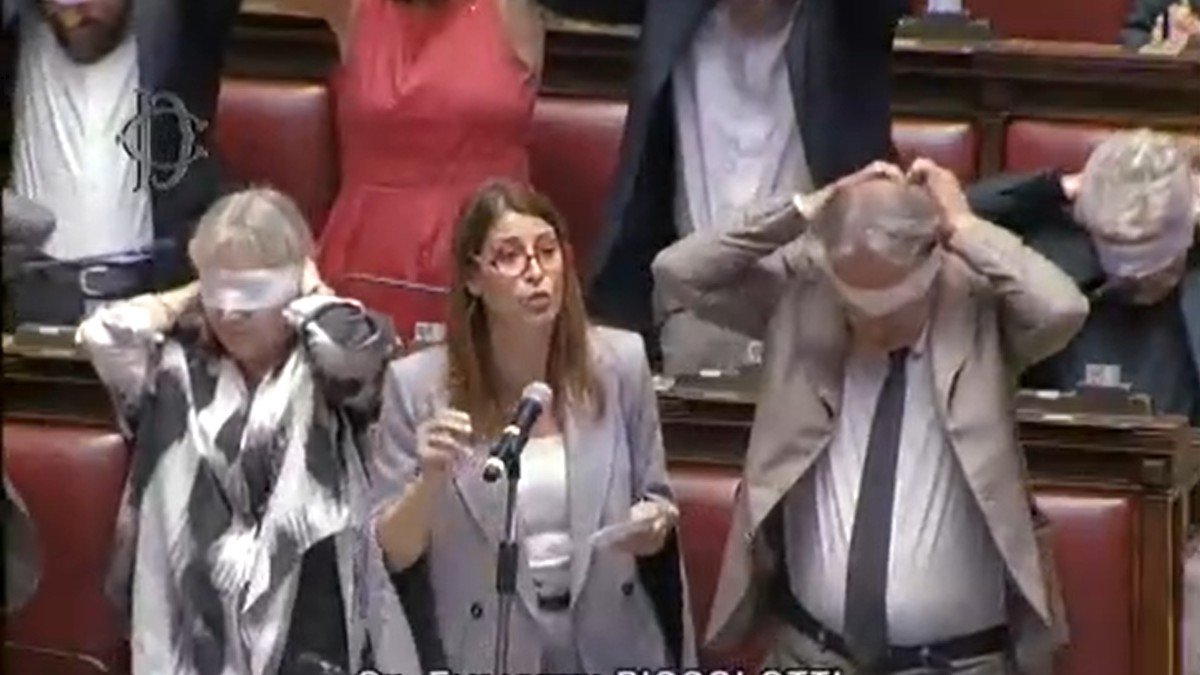 Voto in Aula sulle chat Delmastro: tensioni e proteste tra deputati