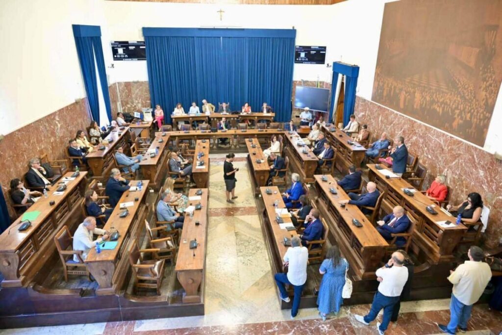 Tensioni e approvazioni in Consiglio comunale a Messina, sei delibere approvate tra polemiche e sospensioni
