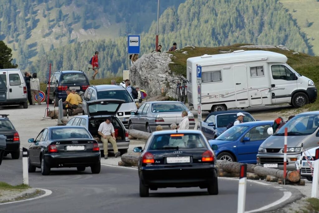 Il turismo di massa e la sfida delle Dolomiti: un modello in crisi