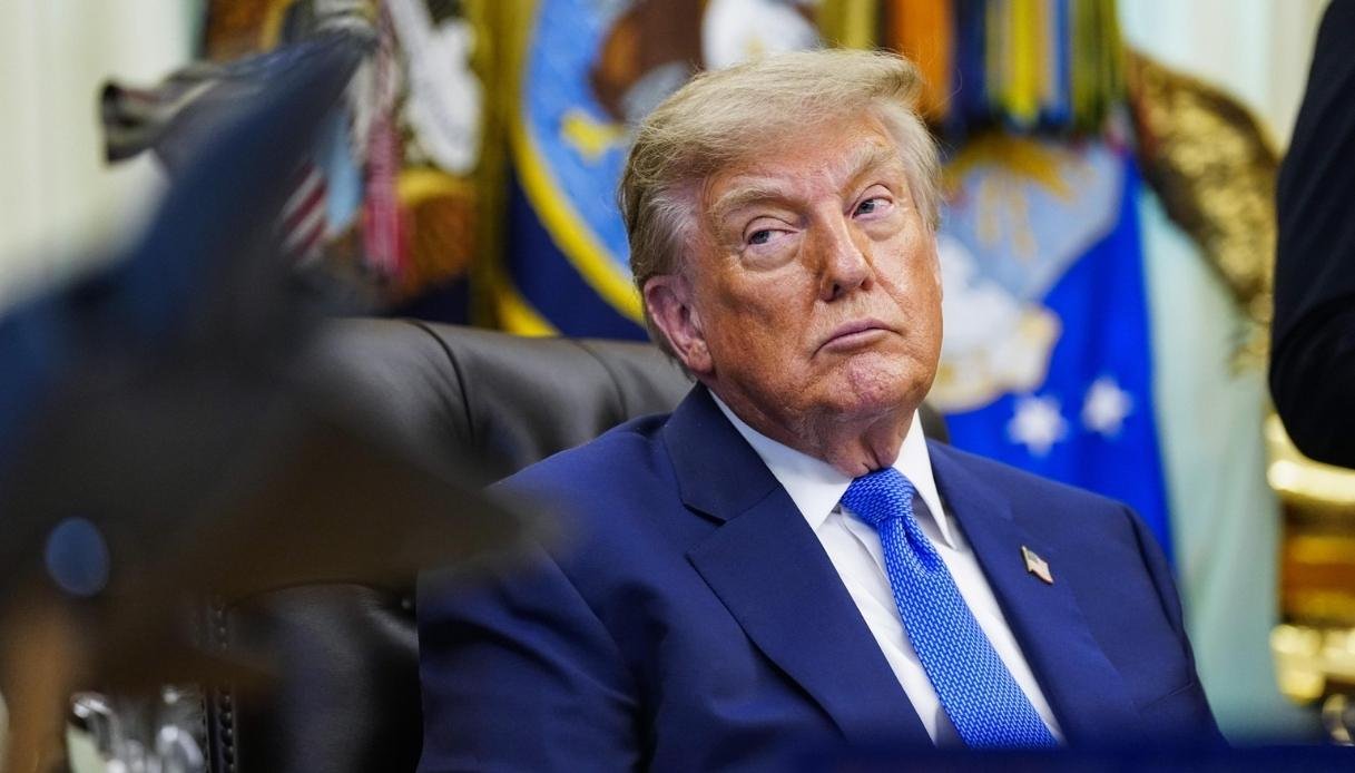 Donald Trump modifica le raccomandazioni vaccinali e collega l’autismo a una riduzione dei vaccini