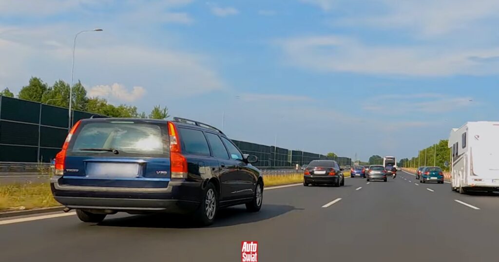 Jazda sul guardrail: i conducenti trattano la distanza di sicurezza come un ostacolo