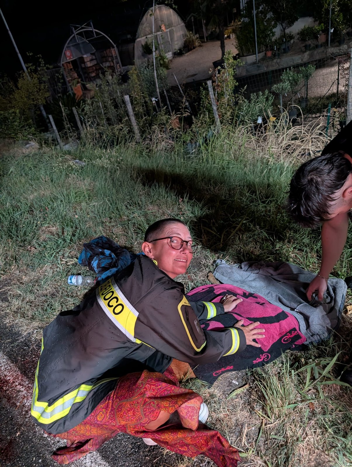 Cucciolo di capriolo salvato grazie a due passanti in strada