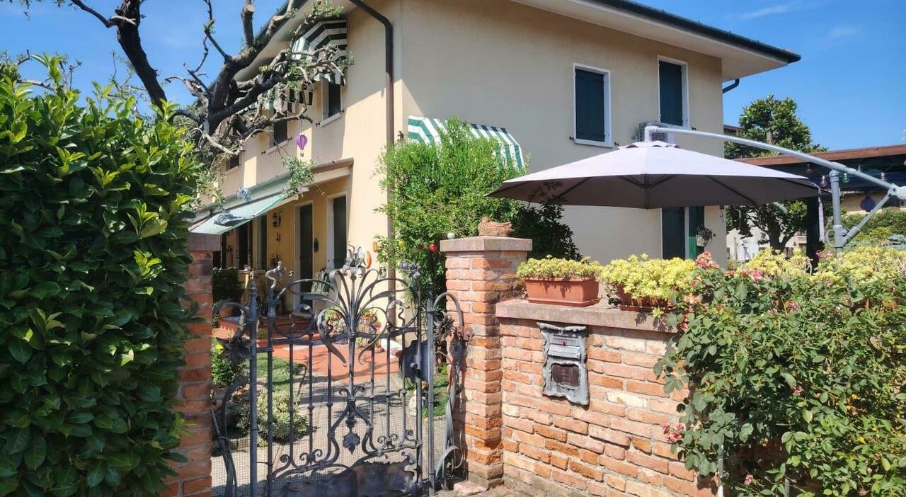 Sfregiata con l’acido a Peseggia, arrestato un giovane macedone. L’ipotesi di un mandato per tradimento
