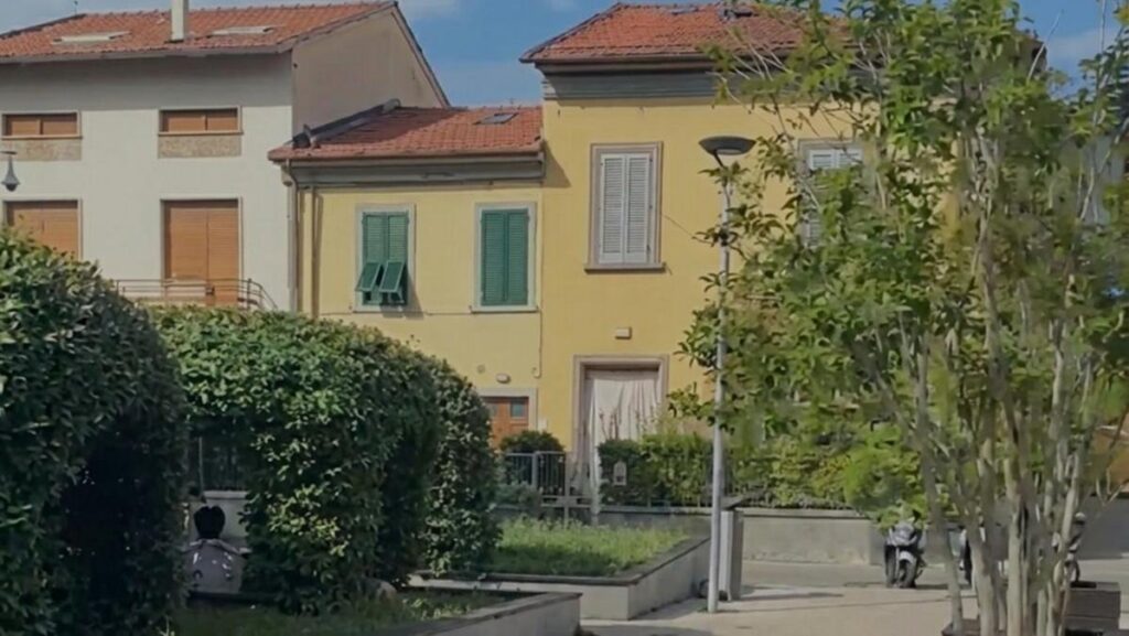 Una donna presa per il collo in strada: “Vuoi morire stasera?”
