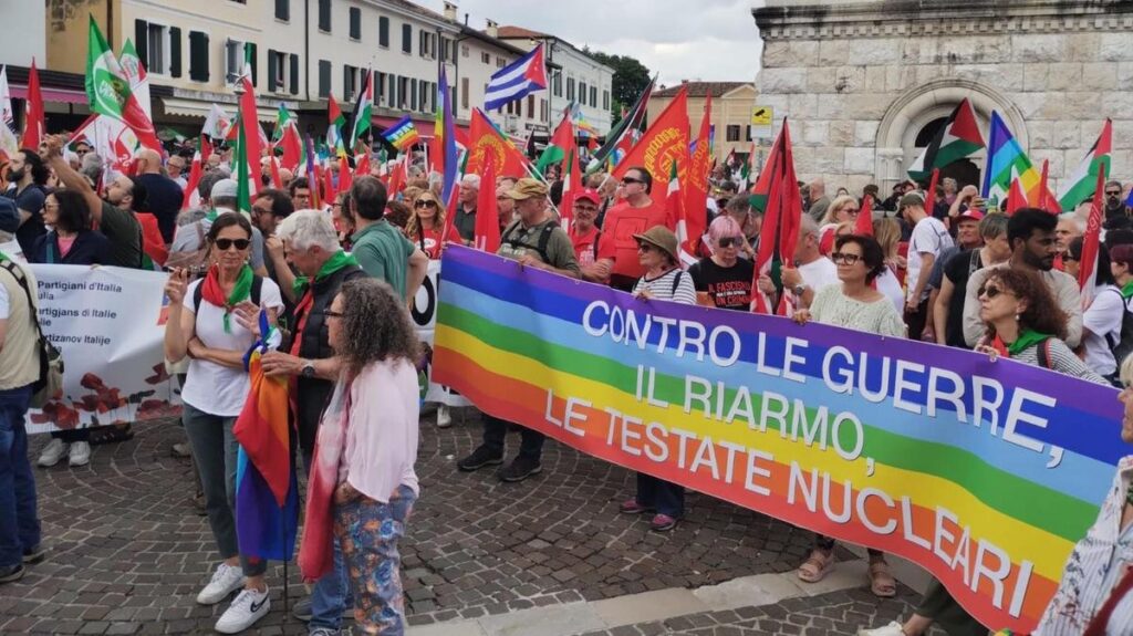 L’ostilità all’Ucraina in Italia: propaganda e ideologie dietro i no alle armi