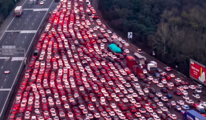 Autoroute a 50 corsie in Cina? Una foto virale che nasconde un bivio dietro il traffico