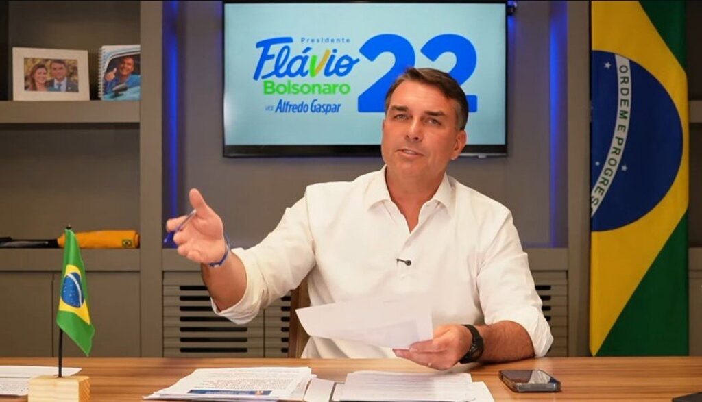 Flávio Bolsonaro critica campanha adversária e insinua uso de dinheiro de Vorcaro