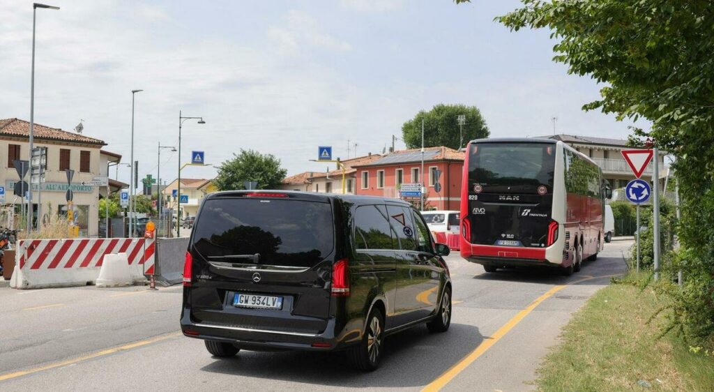 Parcheggi abusivi, traffico caotico e mancanza di servizi: la protesta di Tessera