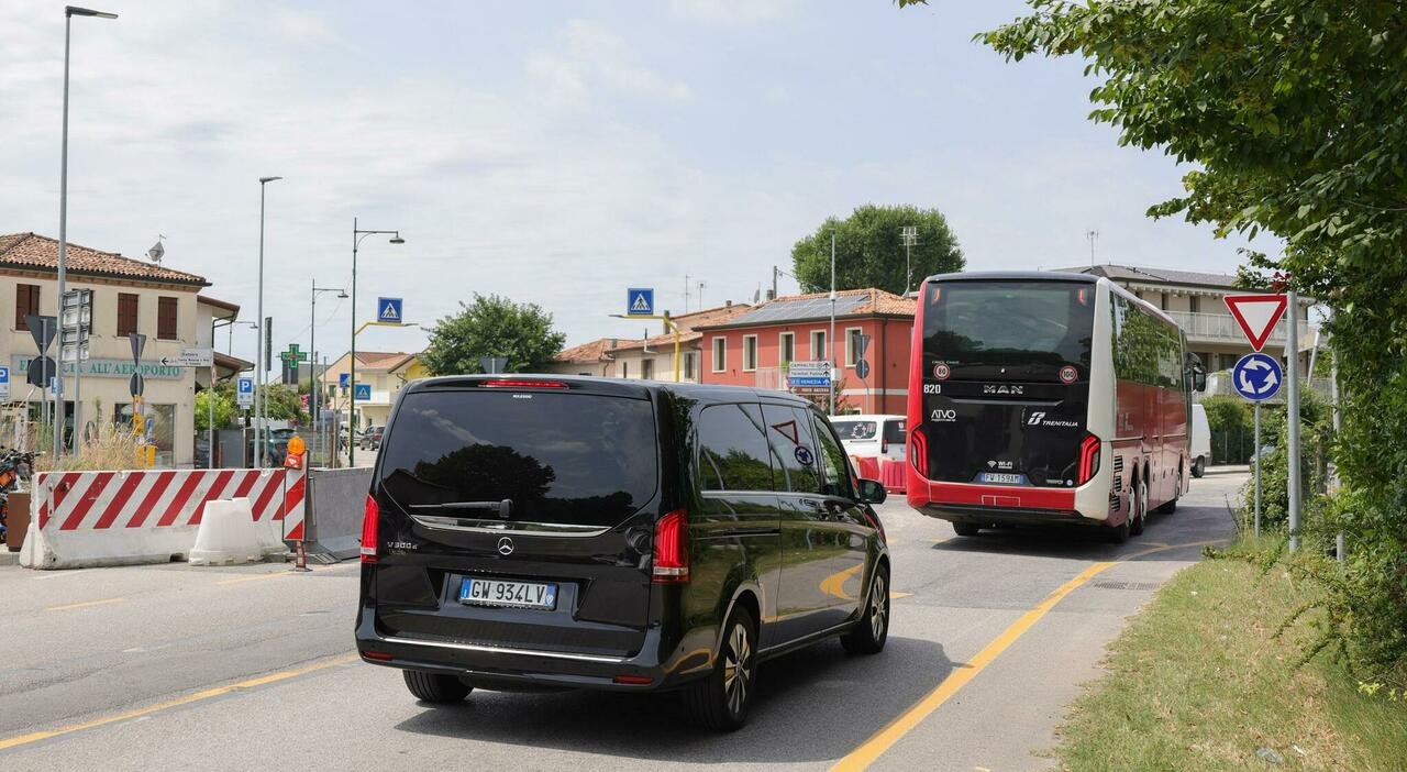 Parcheggi abusivi, traffico caotico e mancanza di servizi: la protesta di Tessera