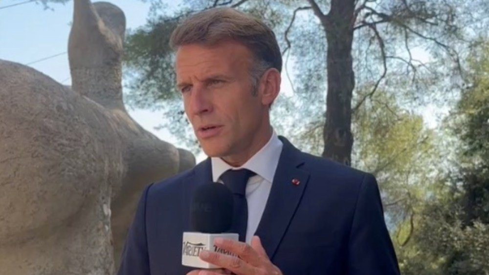 Macron chiede a YouTube di finanziare contenuti locali e avverte su minacce al modello culturale francese