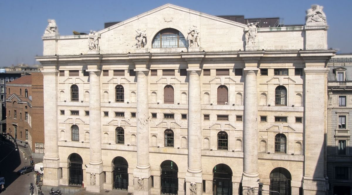 Borsa in rosso oggi: tech in rialzo, lusso debole, Milano in calo con le banche