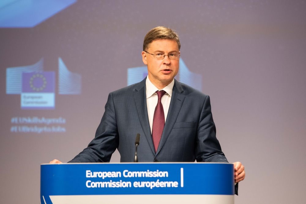 Rendimenti dei titoli di Stato in aumento, Dombrovskis invita l’Europa a mantenere prudenza sui conti pubblici
