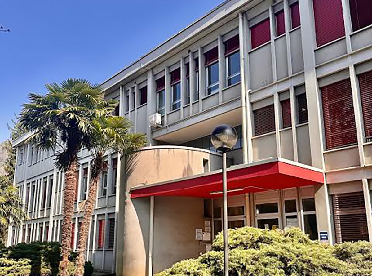 Il Comune di Como cerca di dimezzare gli Istituti Comprensivi, ma la scuola di Via Zezio si oppone