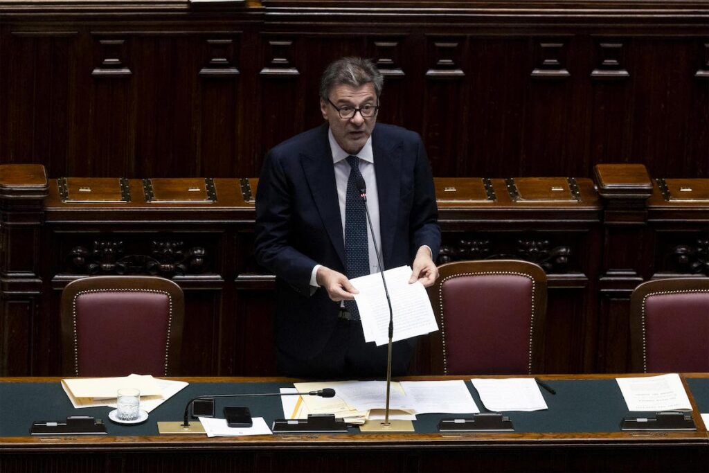 Giorgetti annuncia misure per ridurre tasse sui ceti medi e rendere strutturale l’abolizione del bollo auto
