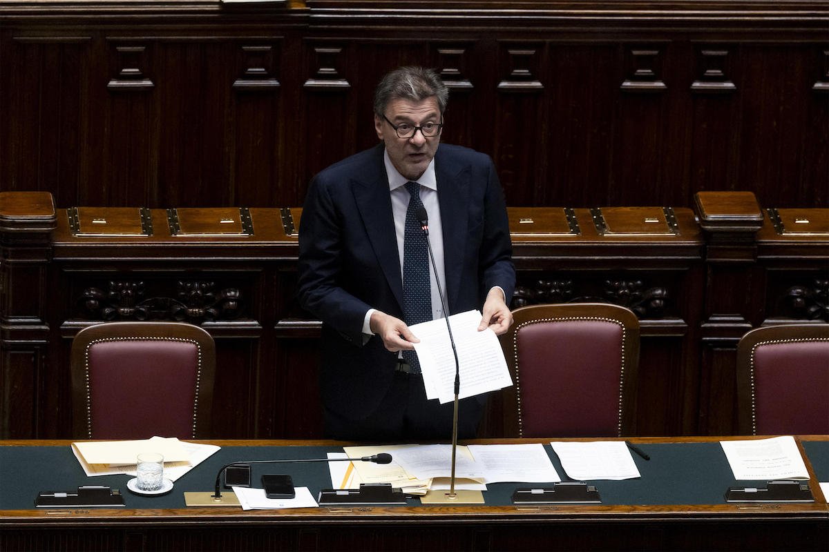 Giorgetti annuncia misure per ridurre tasse sui ceti medi e rendere strutturale l’abolizione del bollo auto