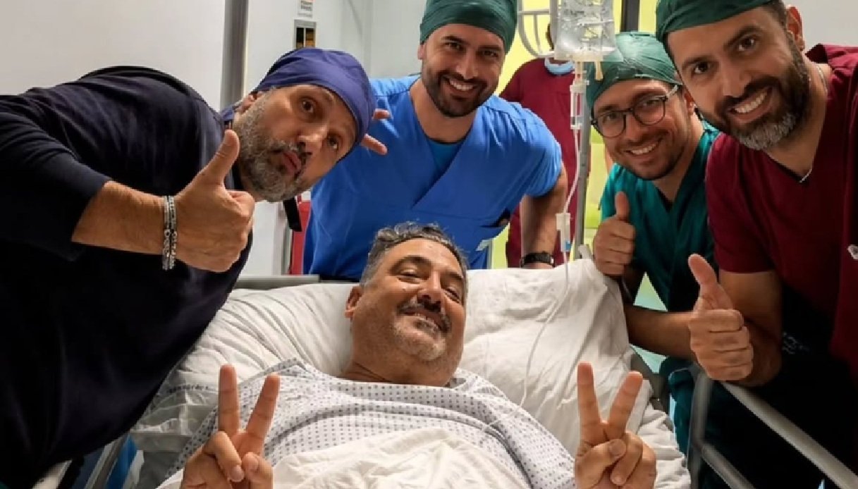 Roy Paci ringrazia il personale sanitario dopo un intervento riuscito