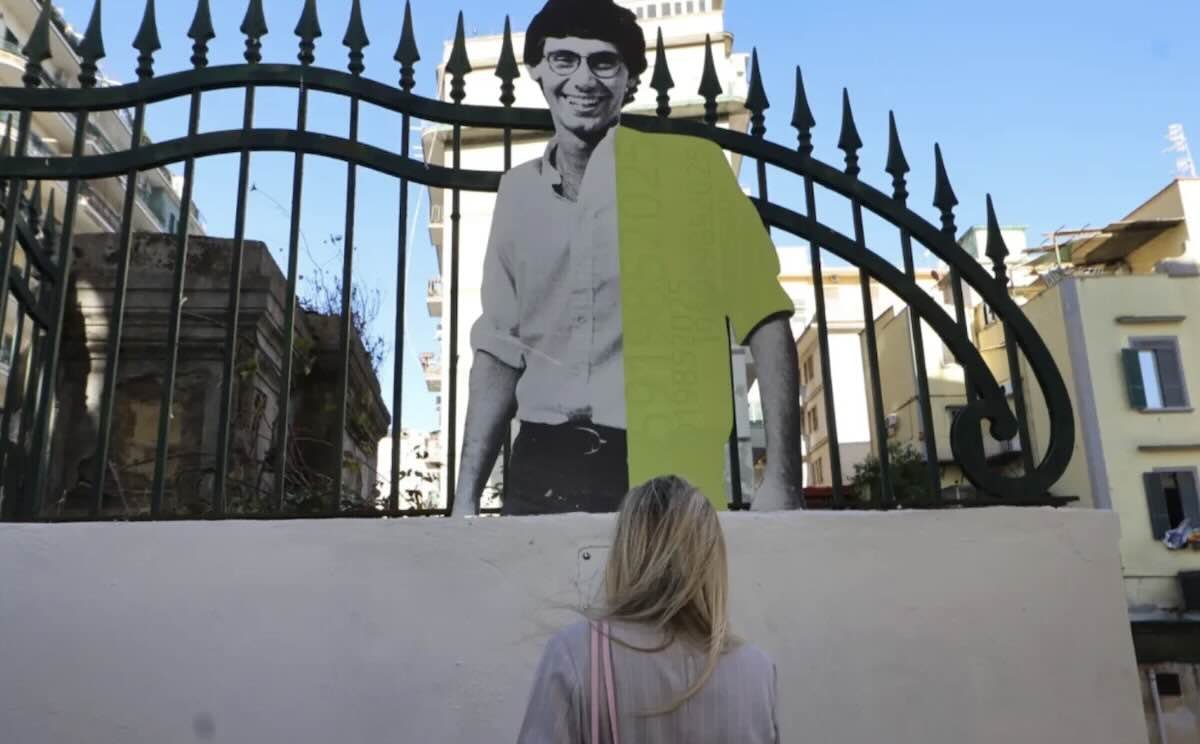 Napoli celebra la memoria di Giancarlo Siani con l’installazione “Sine die”