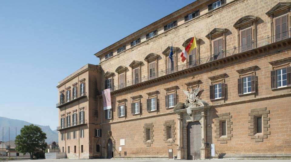 De Luca e Vannacci in scena, la politica siciliana cerca nuovi equilibri