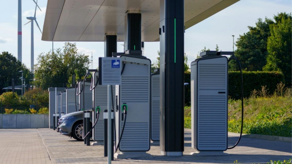 Italia ultima in Europa per auto elettriche: l’allarme dell’UNRAE