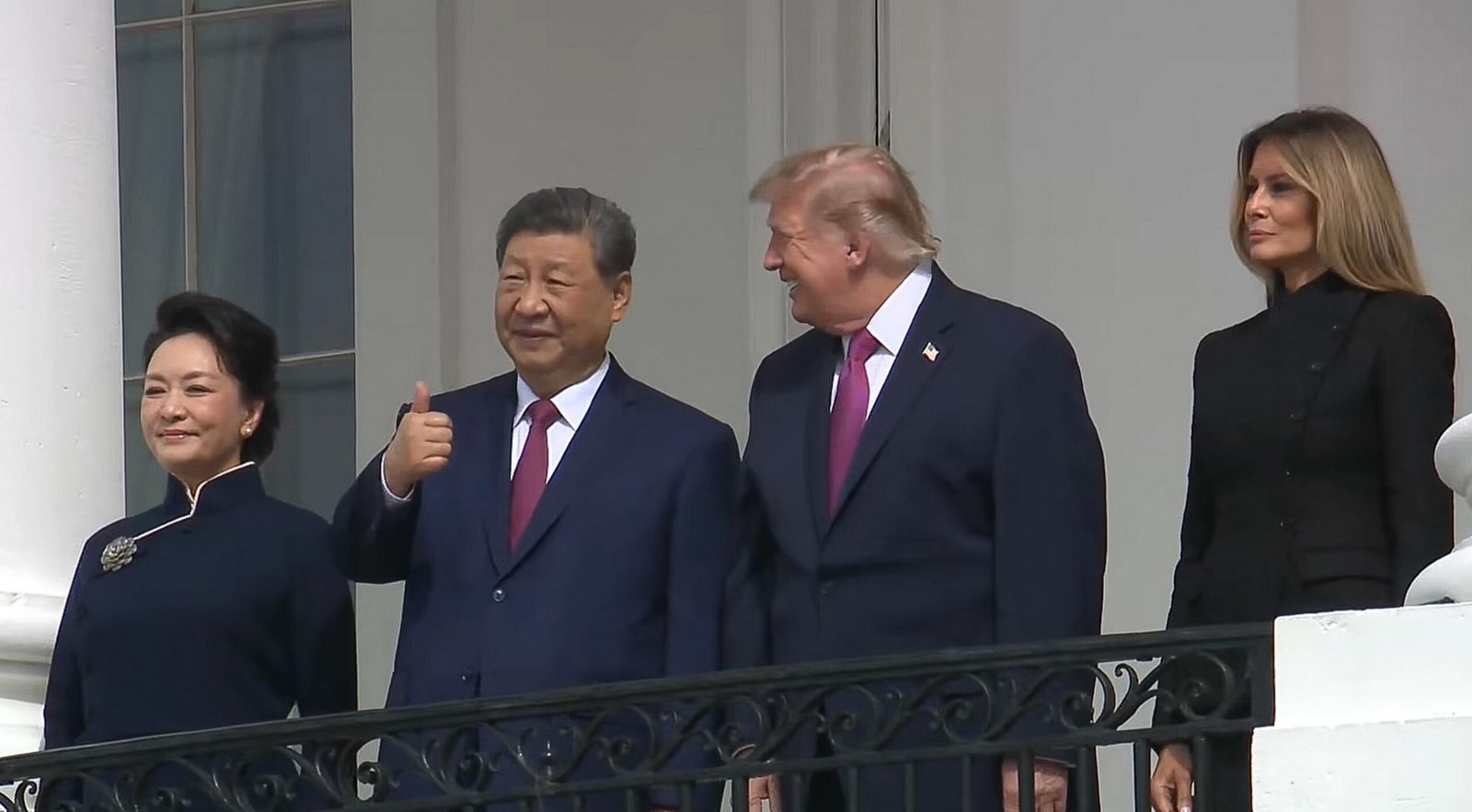 Il brindisi di Xi e Trump, un simbolo di dialogo tra potenze mondiali