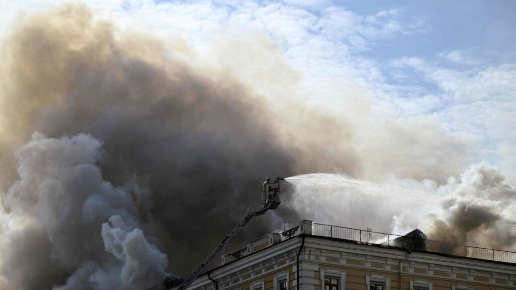 Droni russi colpiscono il centro di Kiev, danni al ministero della Scienza