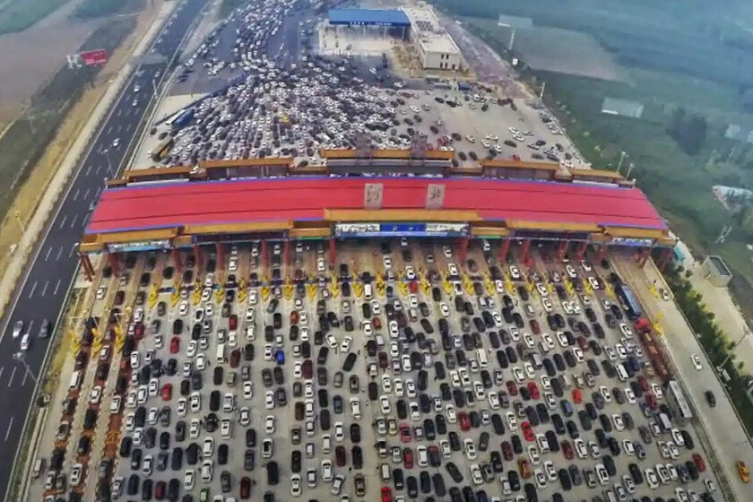 Il più grande ingorgo della storia si registrò in Cina: 12 giorni bloccati in autostrada senza muoversi