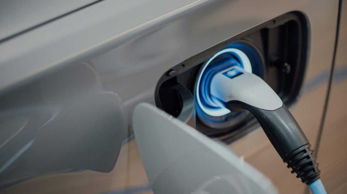 Auto ibride ed elettriche usate: quasi 4 su 10 presentano rischi