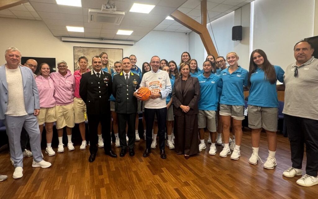PB63 Battipaglia lancia messaggio contro la violenza sulle donne con maglia consegnata in Prefettura