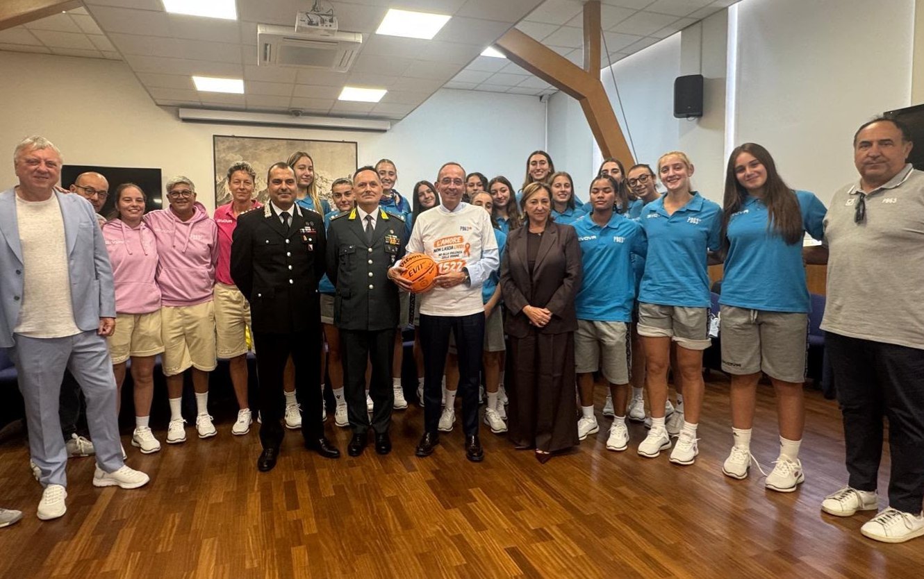 PB63 Battipaglia lancia messaggio contro la violenza sulle donne con maglia consegnata in Prefettura