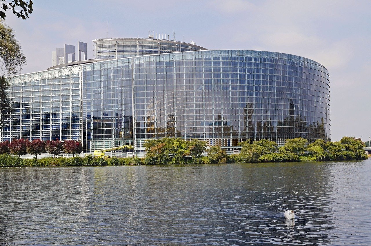 Dibattito sull’Unione europea: sfide economiche, sicurezza, clima e IA