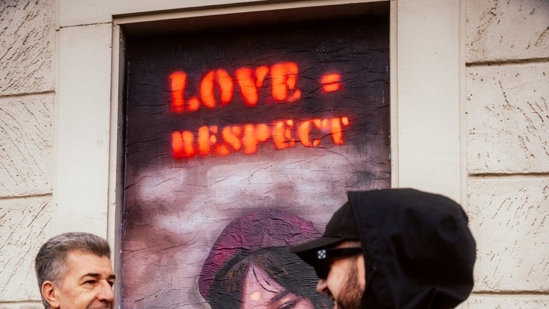 Murale di Tvboy a Milano per Giulia Cecchettin: un cuore e un messaggio contro la violenza di genere