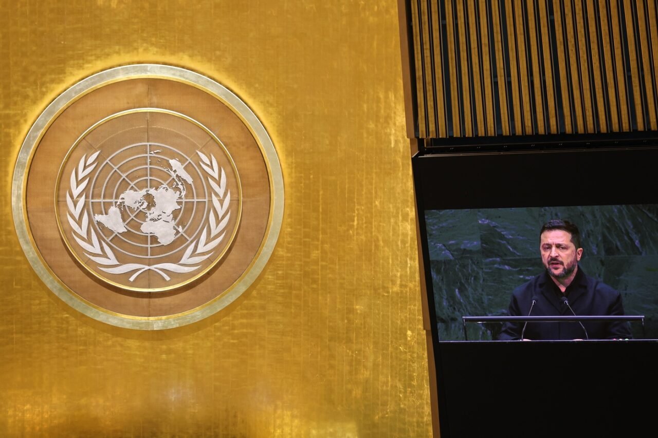 Zelensky torna da New York con nuovi impegni, ma senza certezze