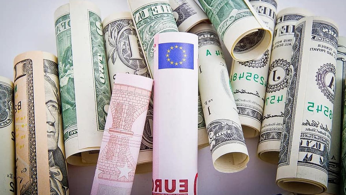 Borse in rialzo, ma preoccupa il calo dell’euro per i problemi di Francia e Spagna