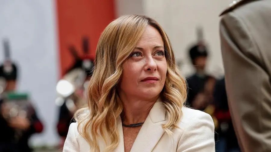 Il governo introduce leggi, ma non risolve i problemi