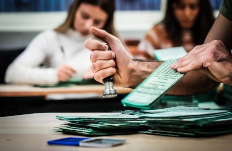 Legge elettorale approvata definitivamente: premio di maggioranza al 42%, nodi costituzionali e limiti alle preferenze