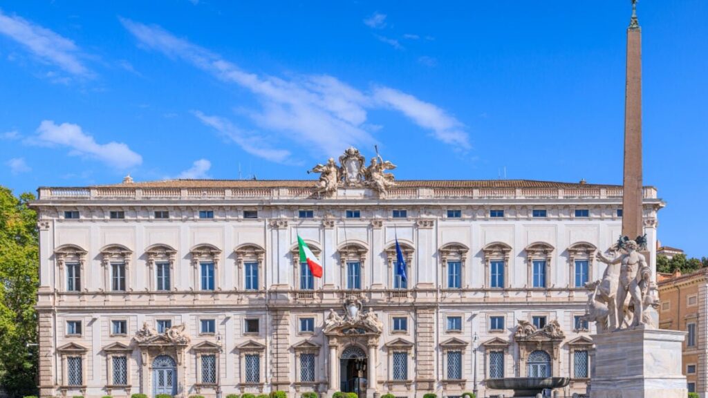 La Consulta fissa i paletti per la legge elettorale, ma non per il fine vita
