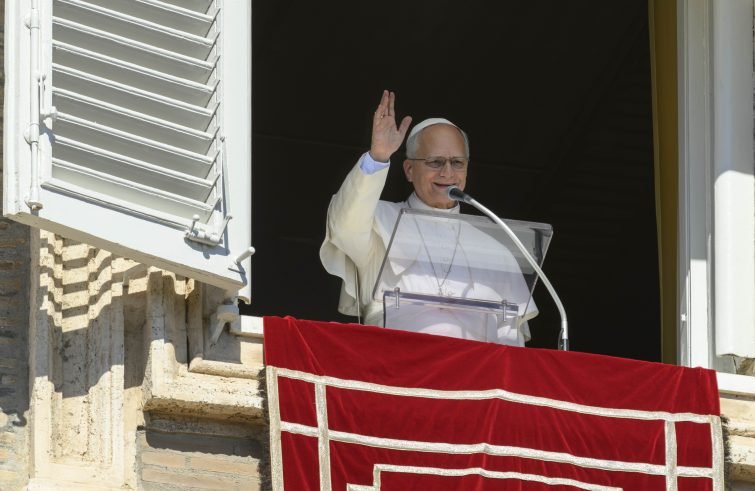Papa Leone XIV annuncia intervento chirurgico al polmone dopo l’angelus, precedenti storici e reazioni istituzionali