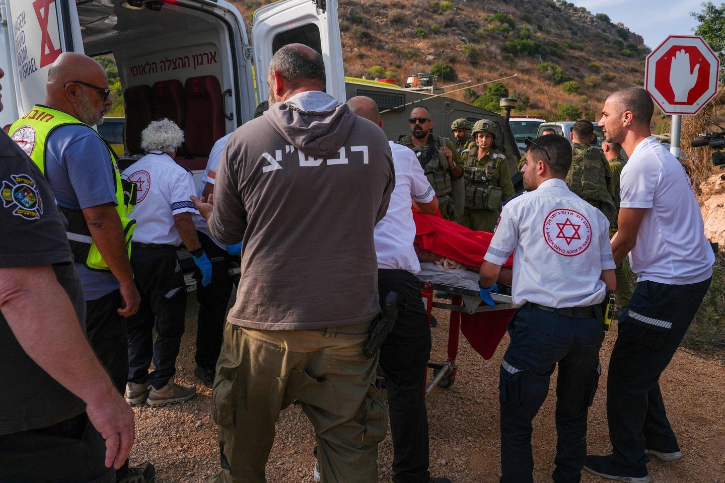Un liceo israeliano colpito da una bomba non esplosa, 15 anni di vita spegnuti