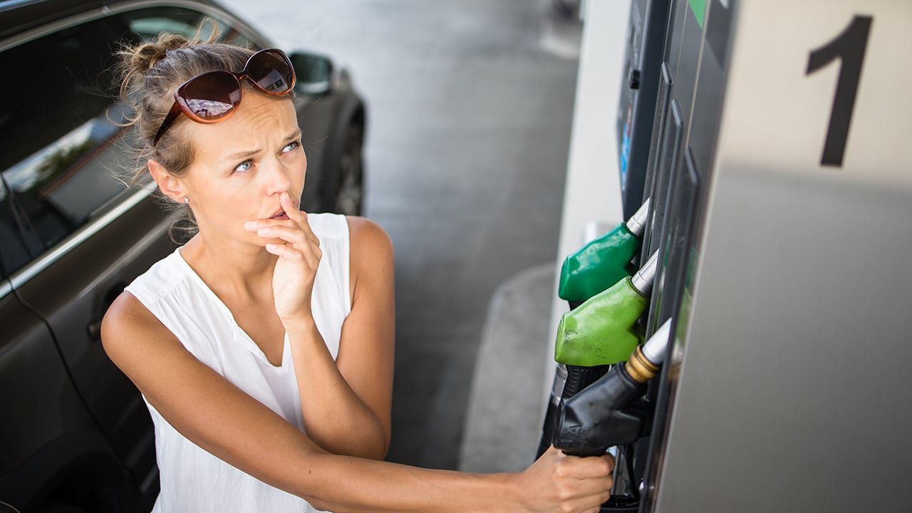 Prezzi del petrolio in calo, ma carburanti salgono. Perché i prezzi alla pompa non seguono il Brent