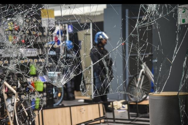 Scontri a Milano: 160 persone portate in questura, l’80% minori